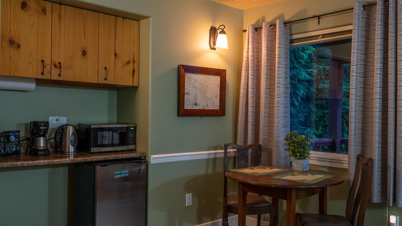 Wild Pacific Guest Suites Ucluelet Eksteriør billede